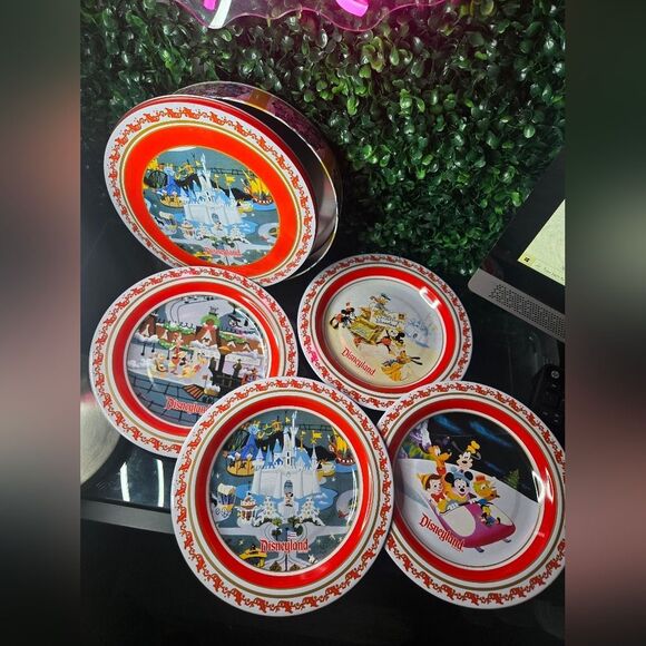 Set of 4 Disneyland Resort Exclusive 2007 Collectible Christmas Plates with Tin - Picture 3 of 5